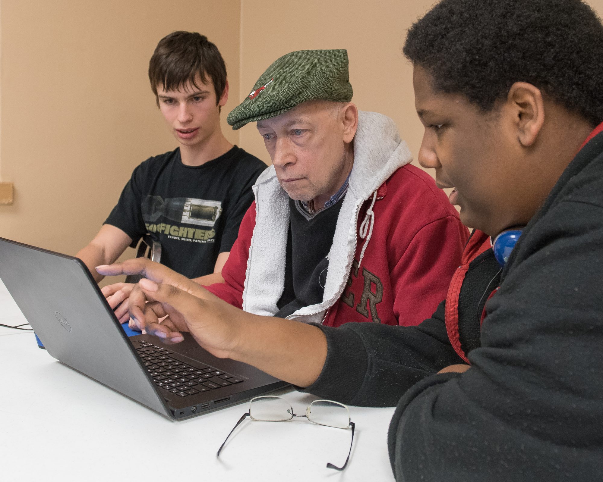 An ETHS YTC student helping a resident at a laptop at Primm Towers in Evanston